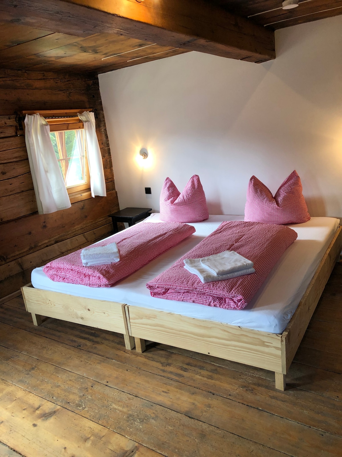 Schlafzimmer 1 mit 4 Fenstern