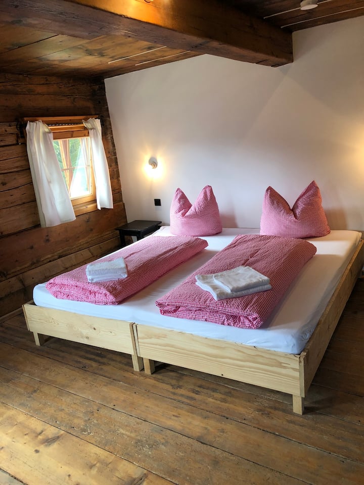 Dormitorio 1 con 4 ventanas.