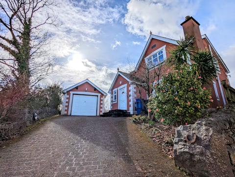 Popular Airbnb listing: Central, detached with parking in Padarn, Nant Peris
