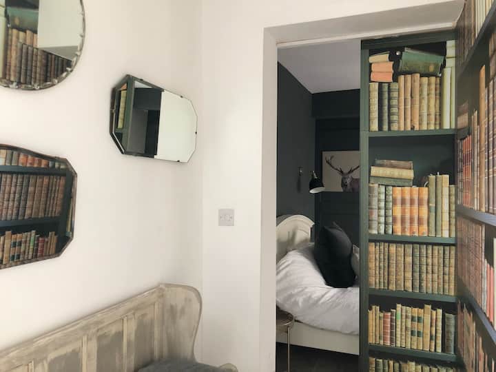 Dera rrëshqitëse e bibliotekës për në dhomën e gjumit, kisha për t 'u ulur