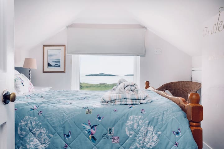 Habitación doble en la planta superior.  Deja que el sonido del mar te arrulle para dormir y luego despierta con una vista de las vistas.