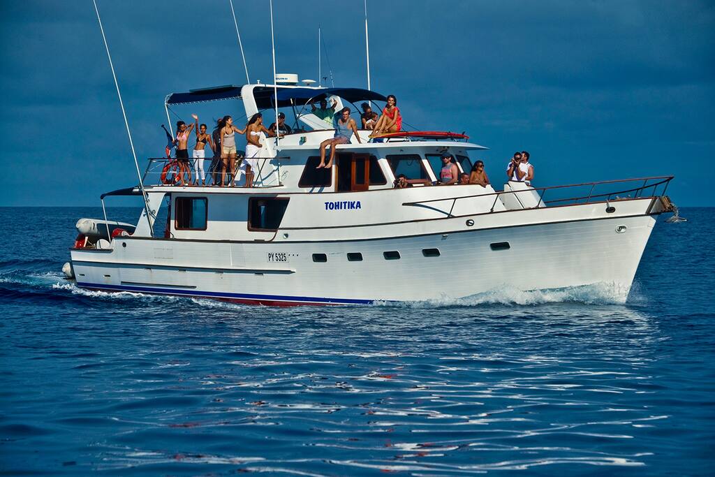 This is the Tohitika, a 58' classic yacht with a capacity of 11 travelers. Voici le Tohitika, un classic yacht de 18m pouvant accueillir jusqu'à 11 voyageurs.