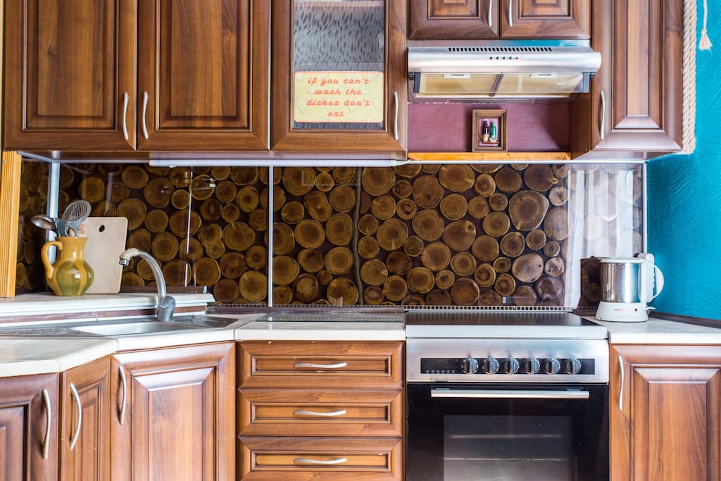 уютная и просторная кухня с авторским дизайном /
cozy and spacious kitchen with author's design