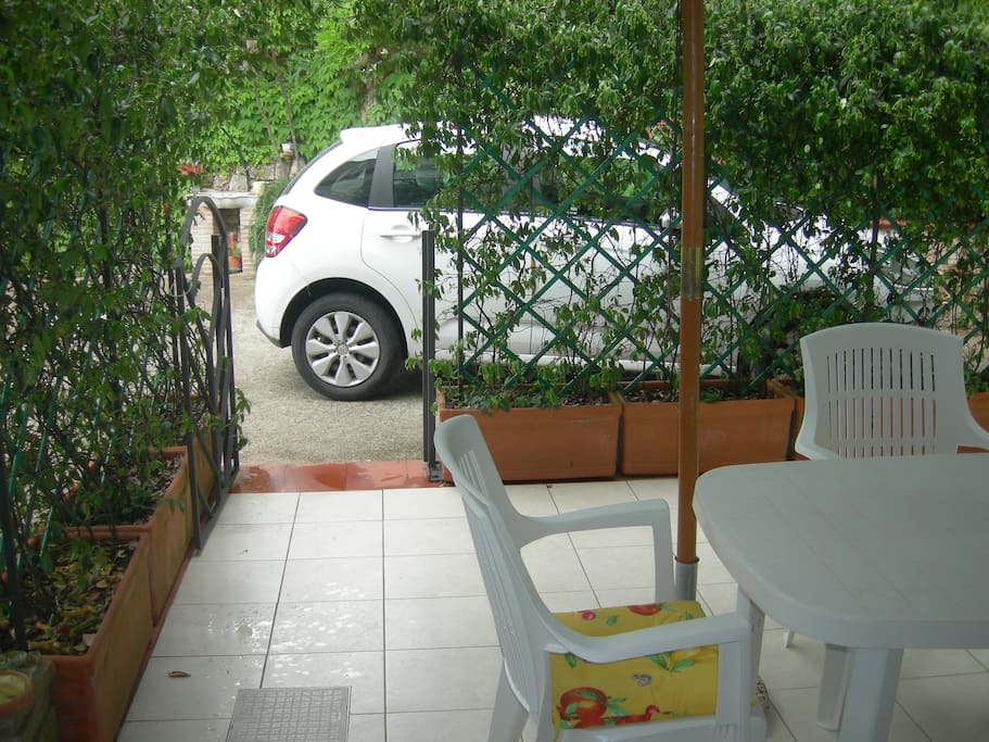 Atrio coperto con tavolo e sedie