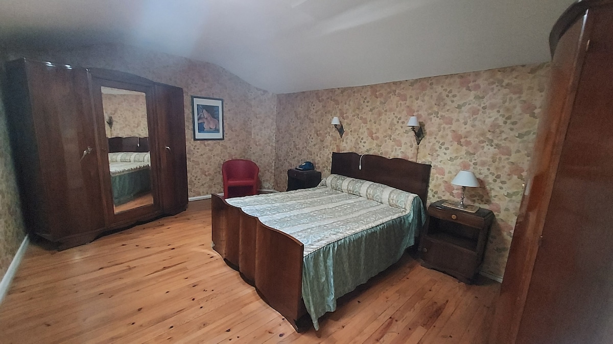 Glavna spavaća soba s krevetom od 140 kreveta.