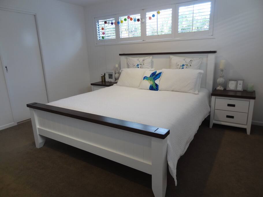Master bedroom, king bed