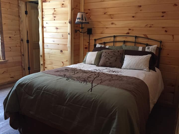 Pine Knot: terza camera da letto con letto matrimoniale e bagno completo privato.
