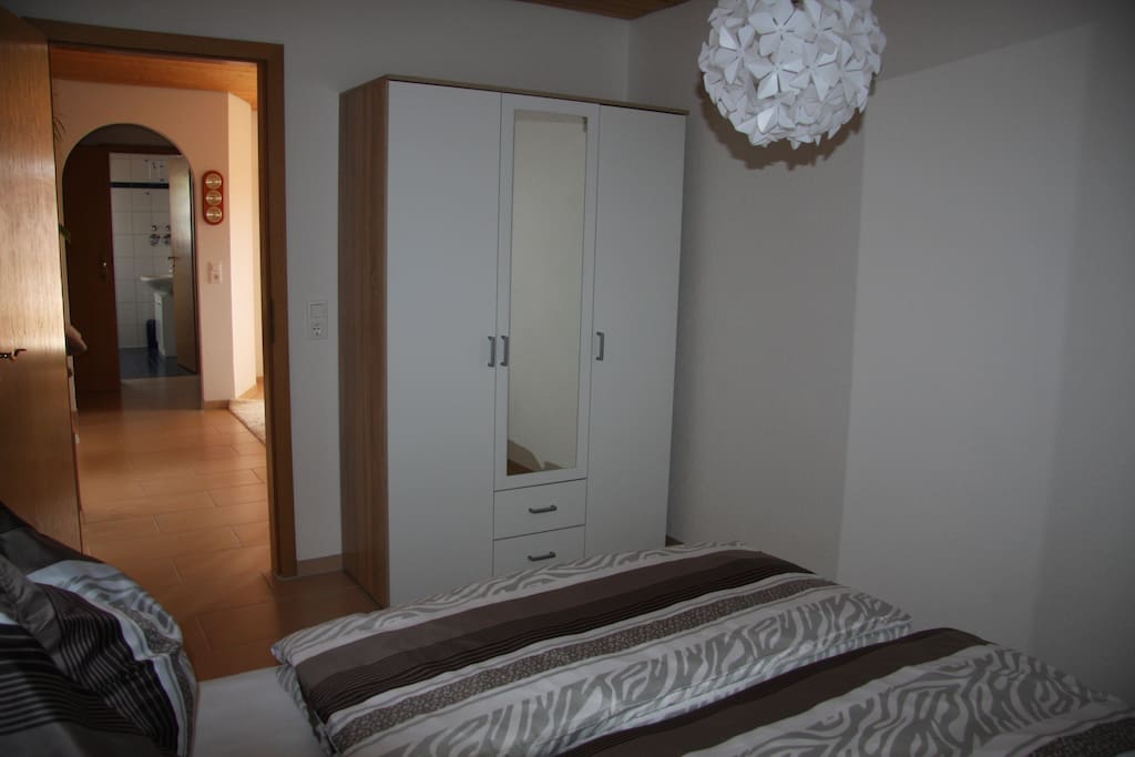 Kleiderschrank im Schlafzimmer