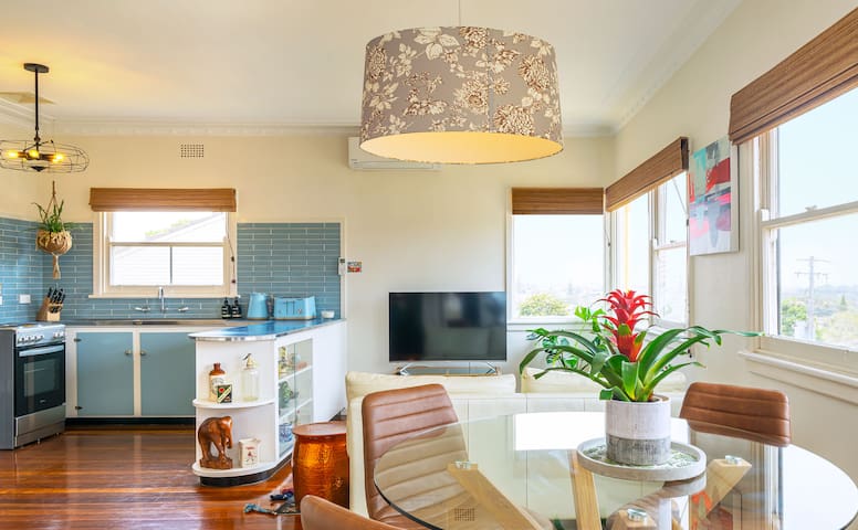 Retro Cottage Flynns Beach- Ideal 4 self isolation