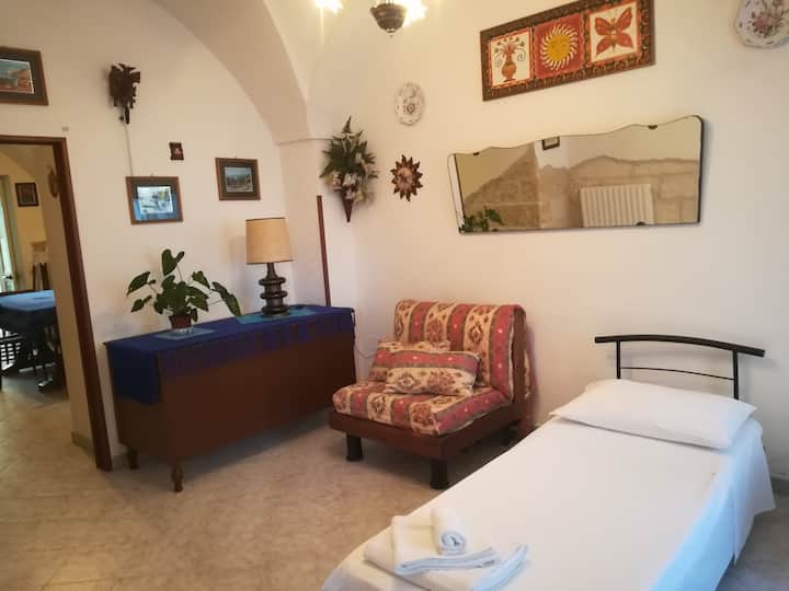 入口。扶手椅经过改造，可容纳第五位房客。 