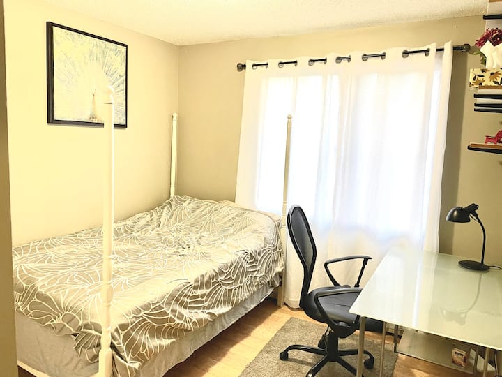 Lit double. Chambre numéro 2.
