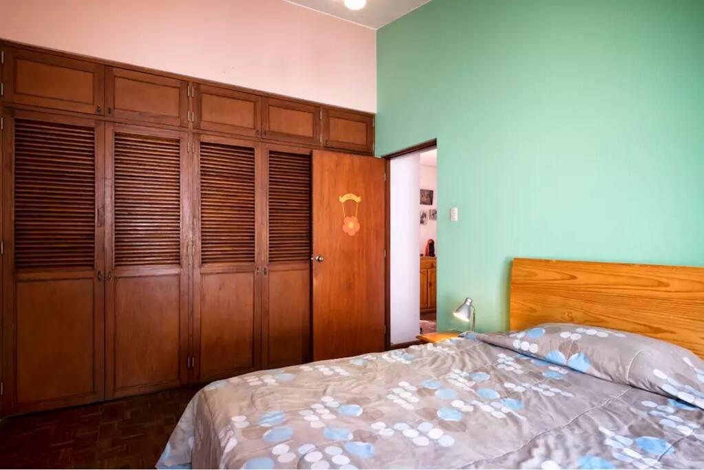 Bedroom with FULL bed size (2 plazas), big closet and tall ceilings