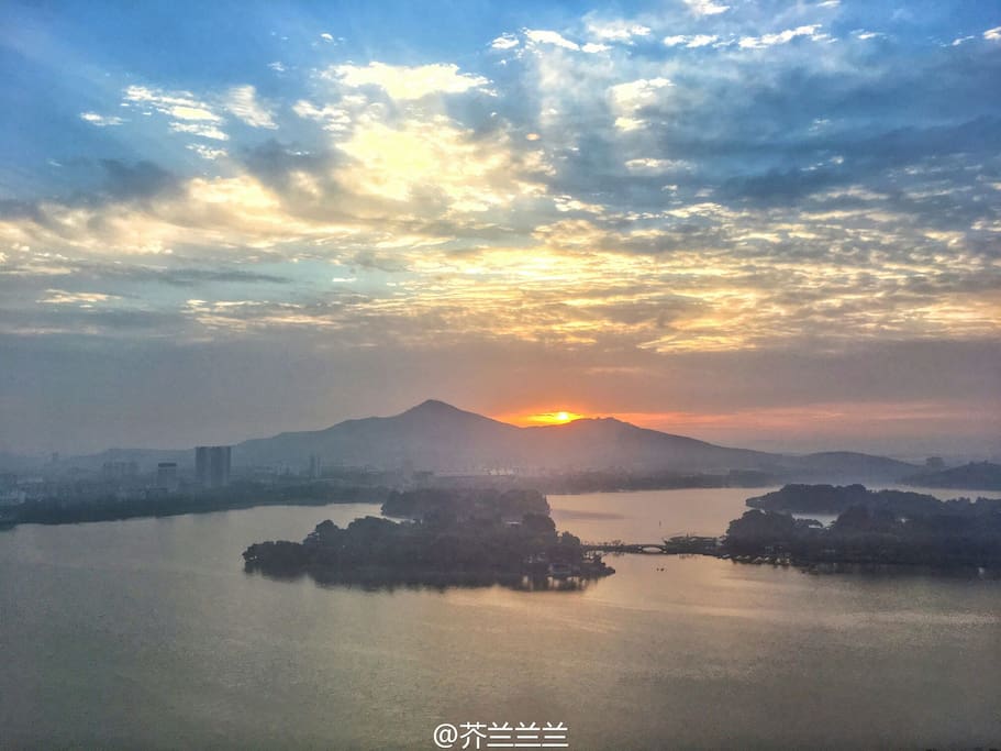 客人拍到的凌晨湖景,太阳刚爬上来~金光灿灿,照亮了玄武湖。