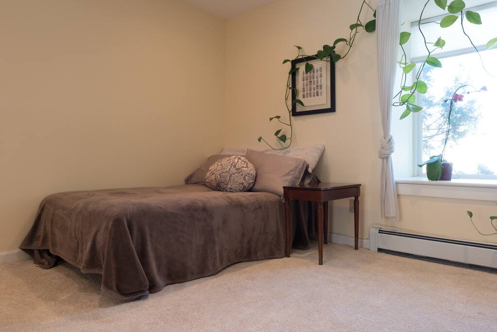 1st floor bedroom with double-sized futon