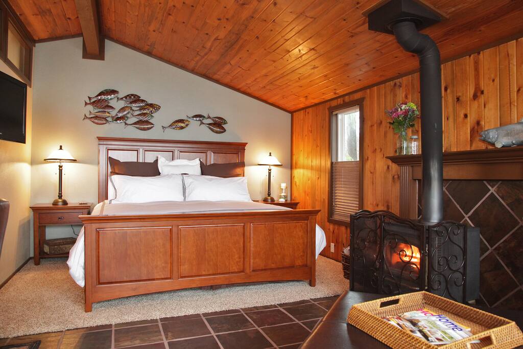 Very comfortable king size bed with lots of pillows