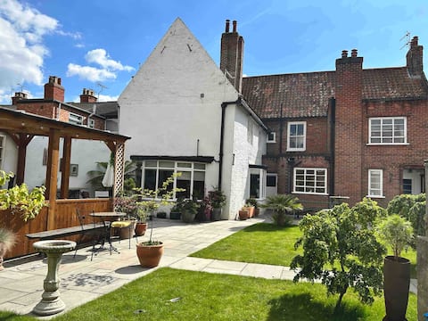 Beverley-Flemingate near restaurants, shops & bars