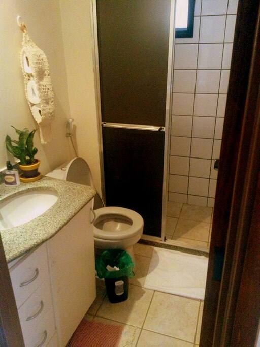 Banheiro limpinho e privado.
