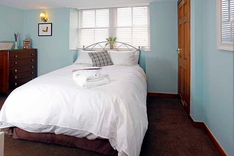 卧室轻盈通风，提供优质的床上用品和毛巾