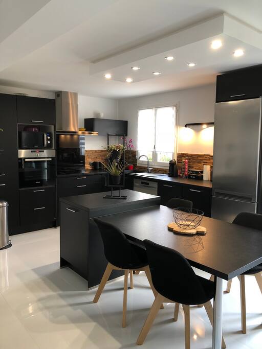 Cuisine et coin repas ouvert sur le salon
