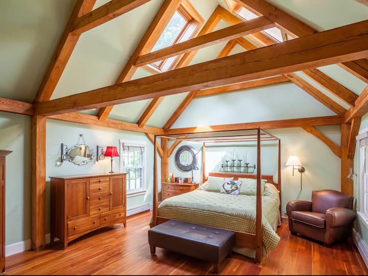 ห้องนอนหลักอยู่ที่ชั้น 1 มีห้องน้ำเต็มรูปแบบติดตั้งอ่างอาบน้ำ ฝักบัวอาบน้ำ และห้องซักรีด (ประตูบานเลื่อน) 