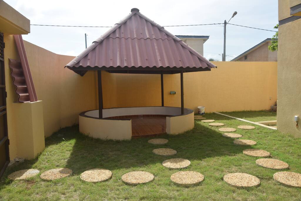 Apatam dans la cour avant
