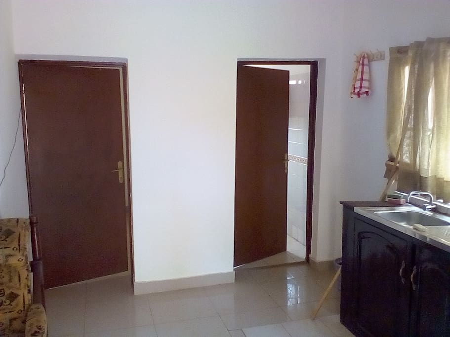 entrée vers chambre et douche