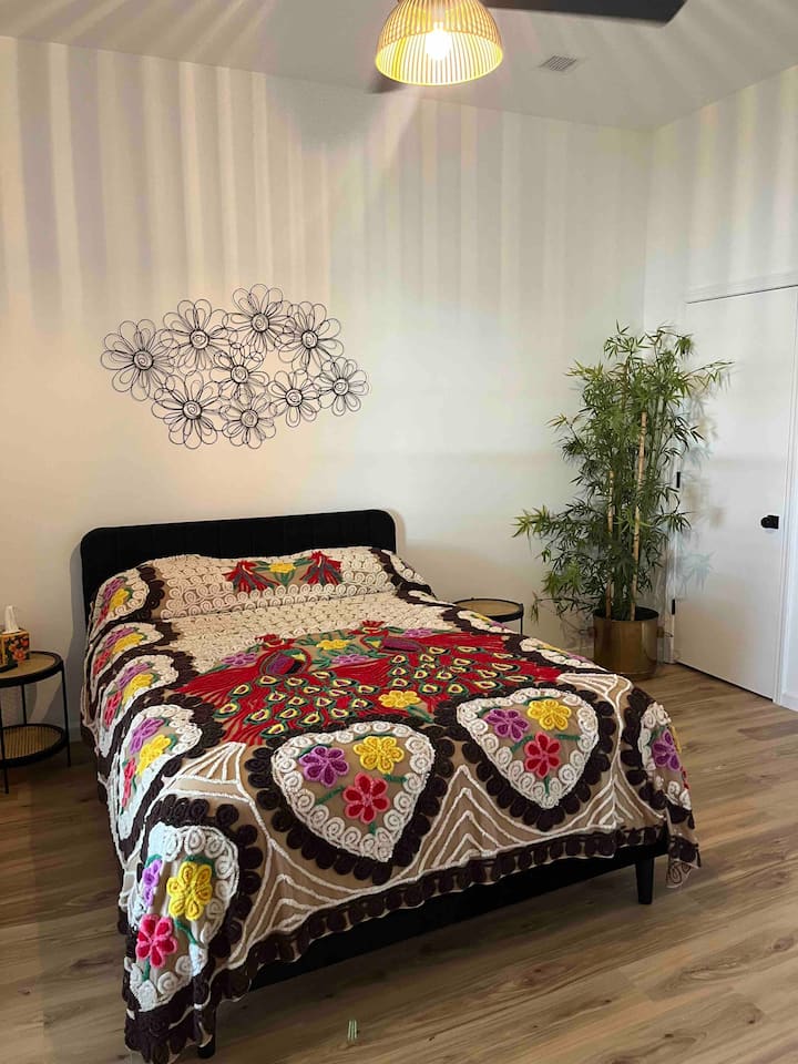 מיטת קווין סייז עם שמיכות נוספות, מאוורר תקרה ווילונות האפלה