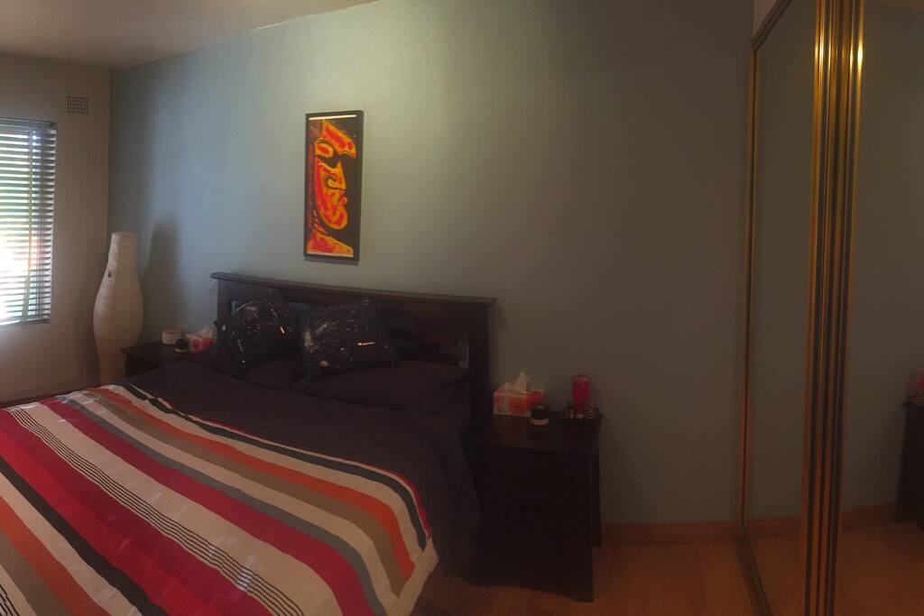 Main bedroom (Queen bed)