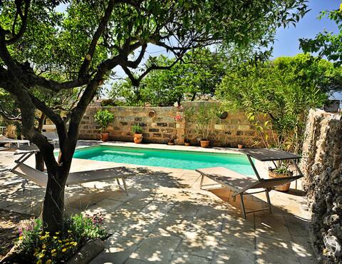 1700 villa in village 10" to sea. pool gardens bbq