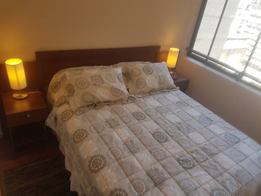 Dormitorio con cama matrimonial