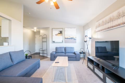 VILLA VERBENA - Sleek 3 BD in Pekin