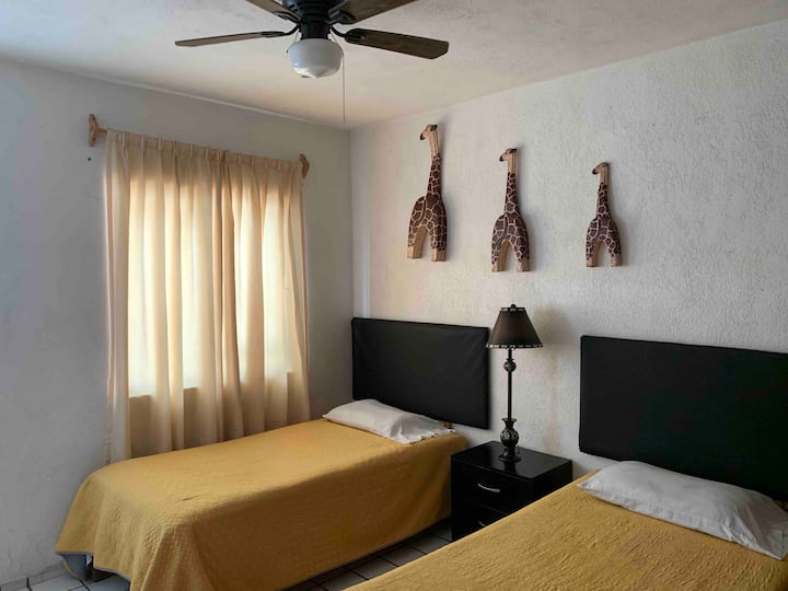 2英寸单人卧室，办公室和衣柜 