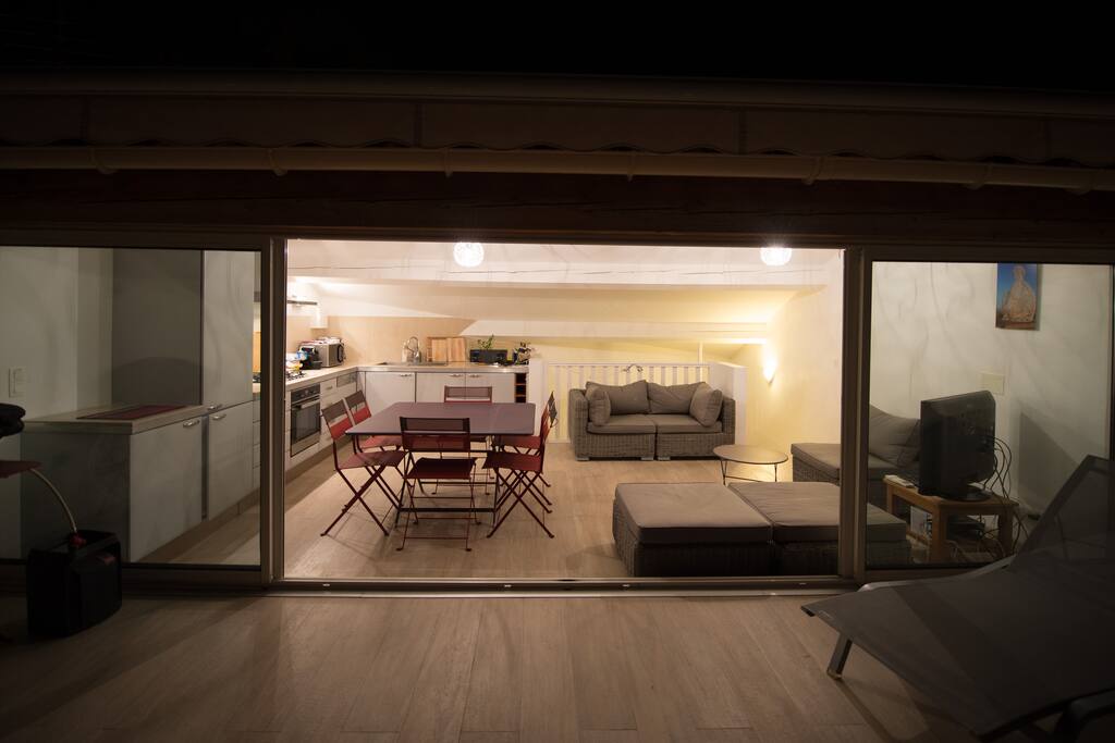 Séjour en mezzanine totalement vitré côté terrasse