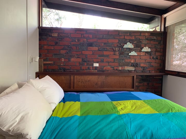 Please note high window does not have blinds