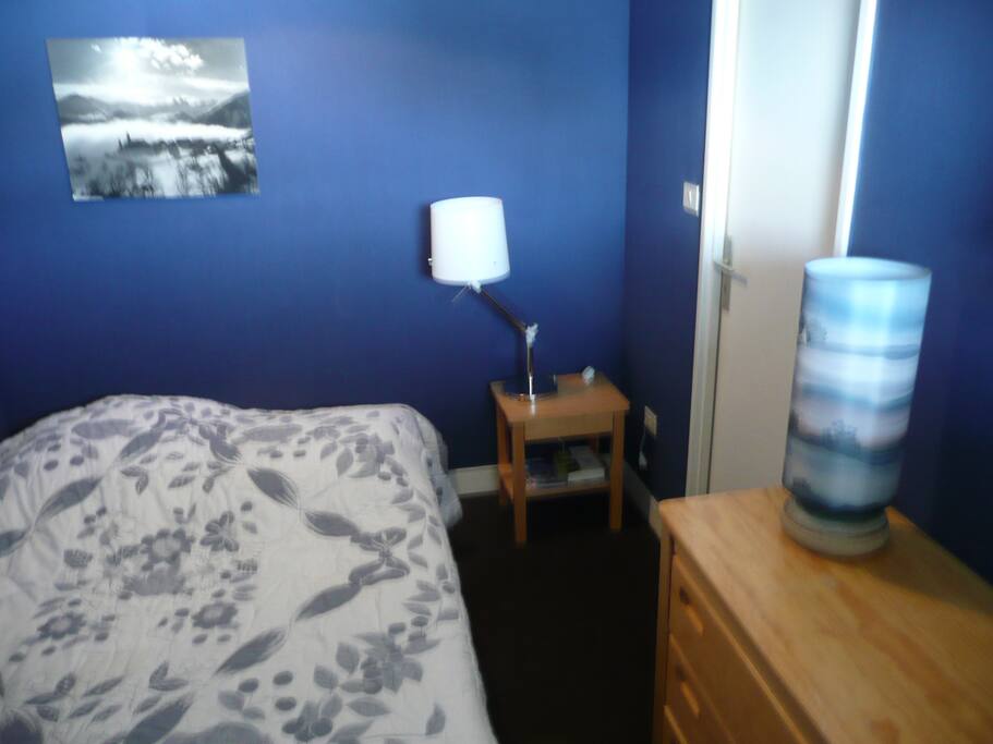 la chambre avec un lit double (sommier et matelas neufs), 1 petite penderie, 1 petite penderie, 1 commode, 1 table de chevet...