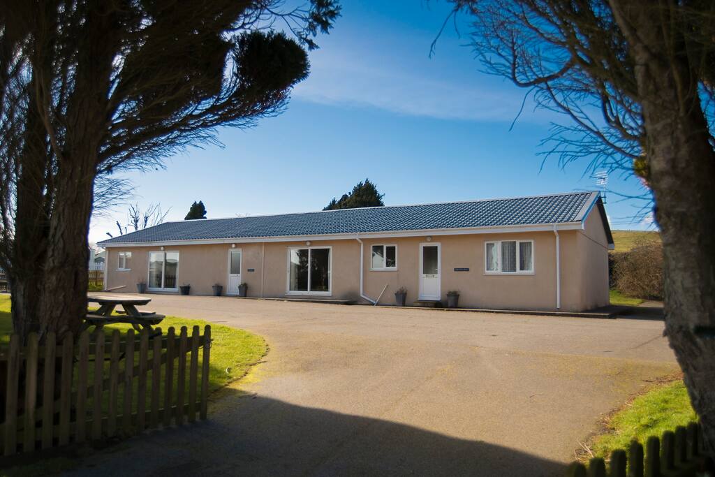 Contemporary Bungalow on the Llyn Peninsula, looking out to Cardigan bay, close to stunning beaches and only minutes from a nine hole golf course.