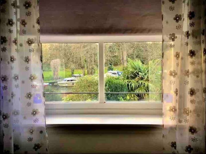 חדר שינה עם נוף לנהר 