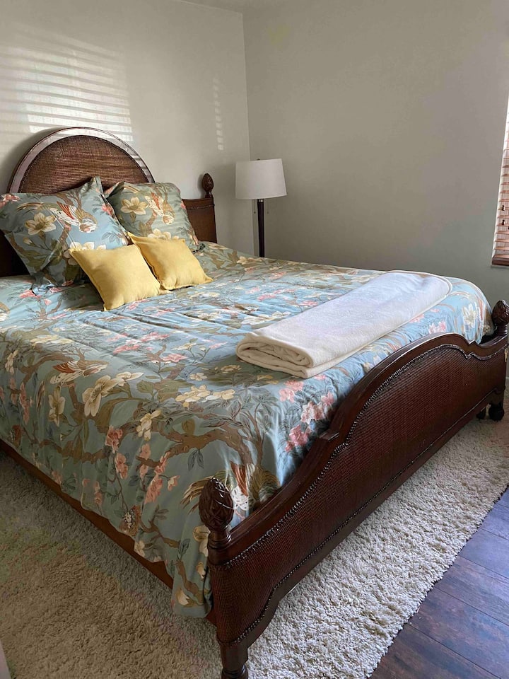La cama tamaño king más cómoda en la que he dormido.