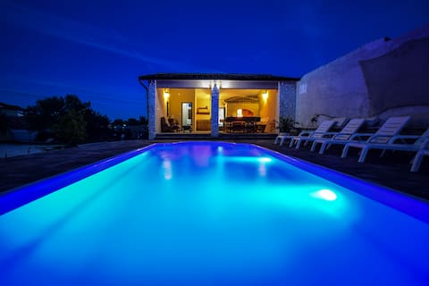 Luxury A1 Apartment Mihic with pool