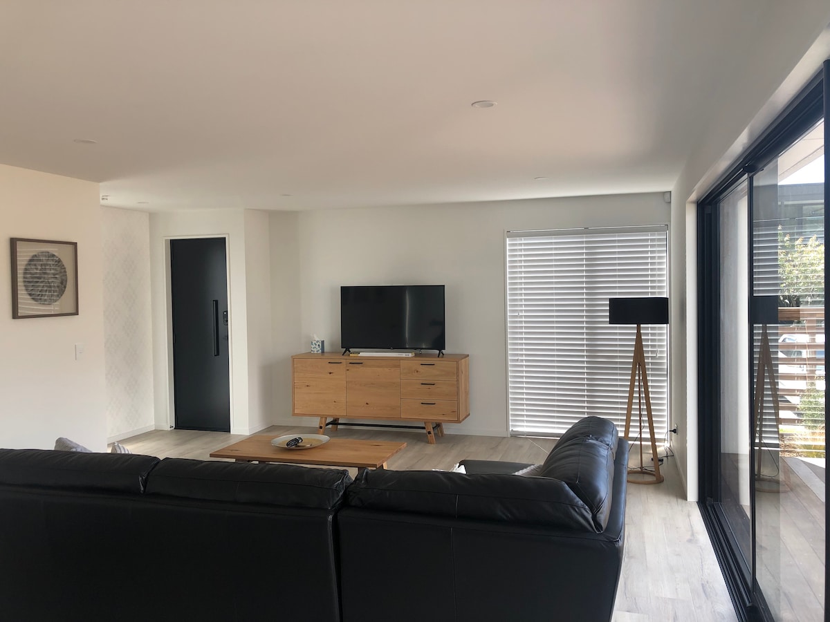 Top Airbnb: Modern Central City 4 Bedroom Townhouse in Christchurch Centre