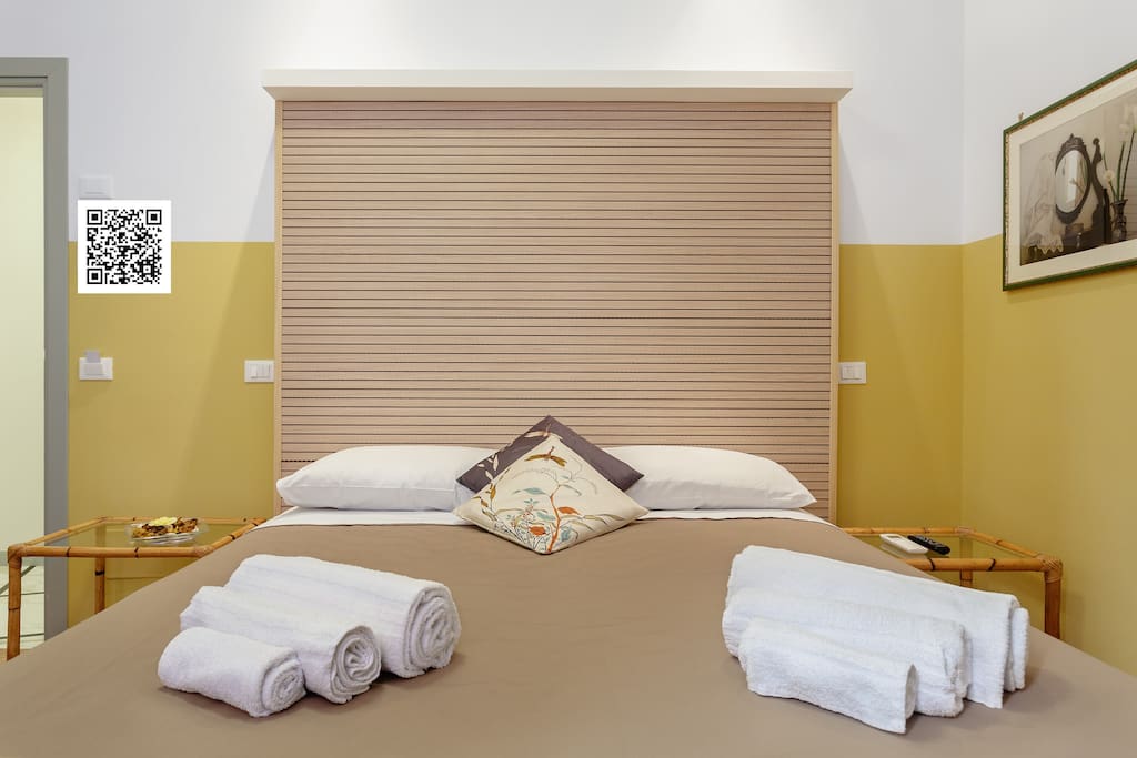 "Serenata room" (each room has private bath)