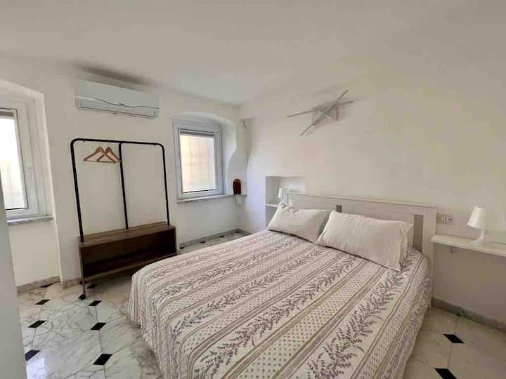 标准双人床卧室 