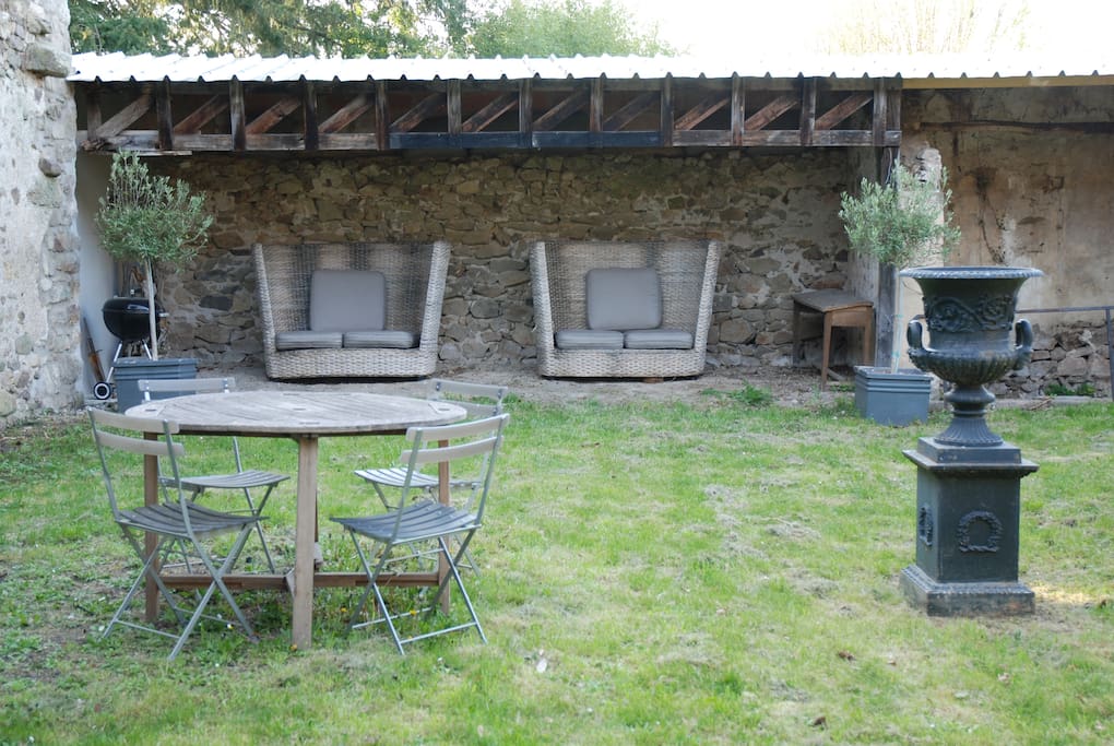 son petit jardin clos avec son espace detente