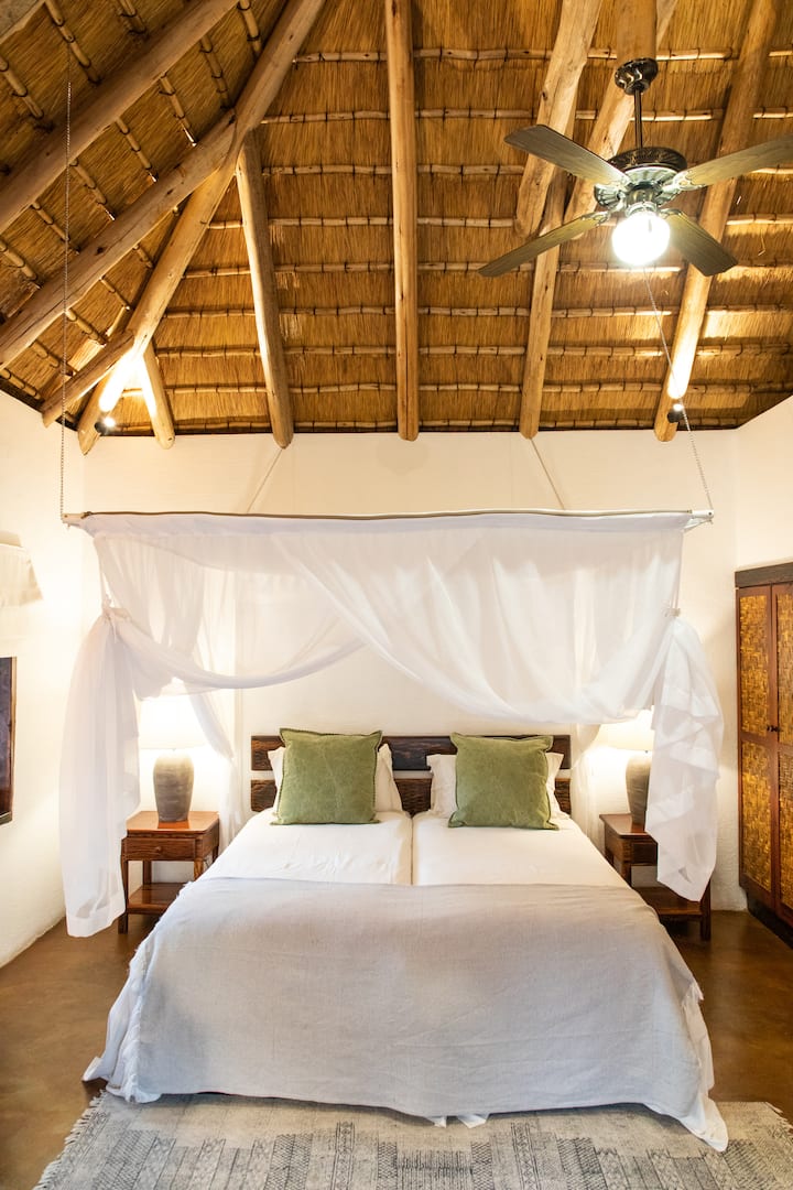 Chaque chambre dispose à la fois d'un ventilateur et d'un climatiseur, ainsi que d'une moustiquaire pour faire de votre sommeil un rêve.