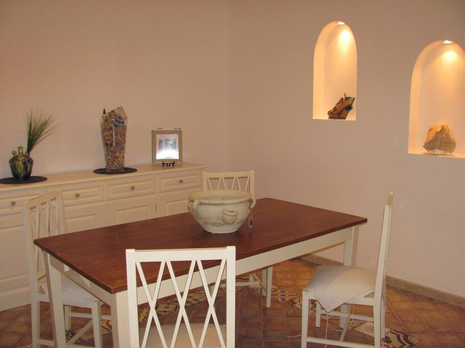 Table of the eating room - tavolo della sala da pranzo