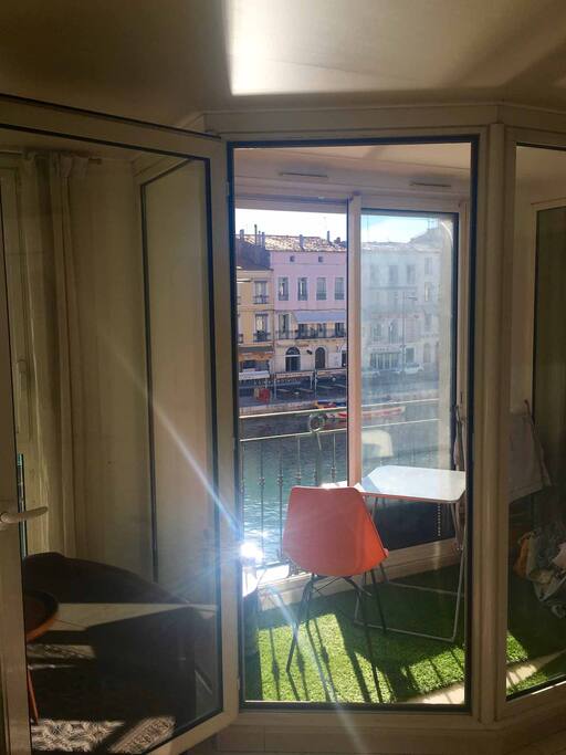 la loggia le matin pour boire son café face au canal