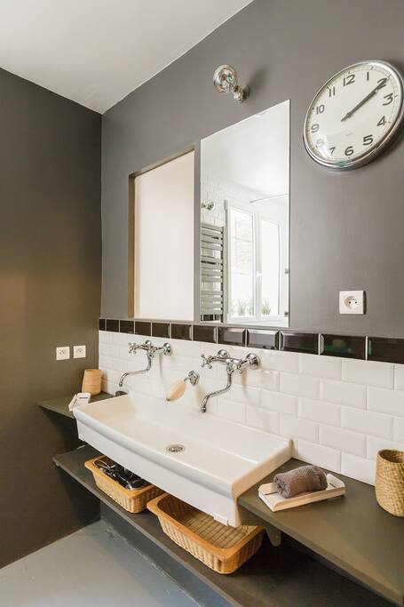 Shared bathroom @ Center of Paris
