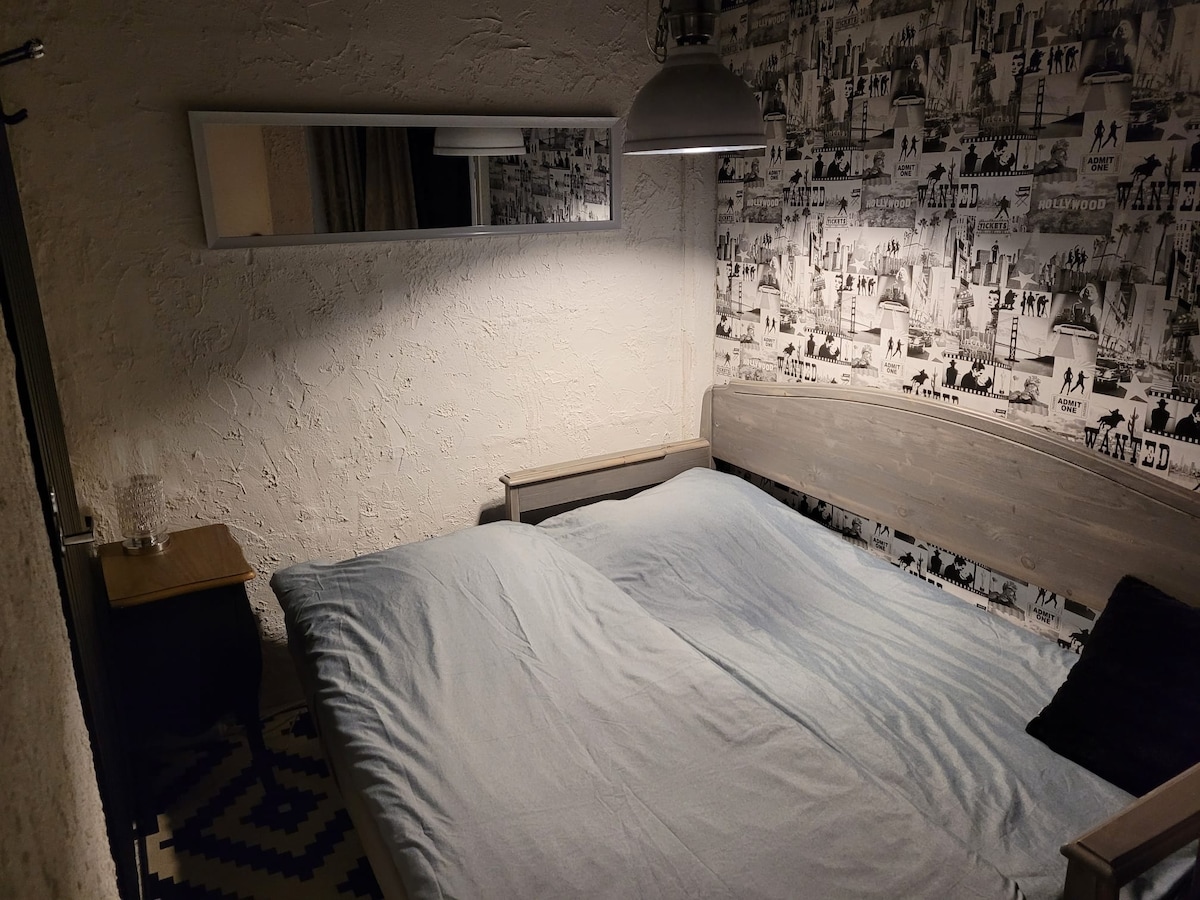 เตียงคู่ในห้องนอนขนาดเล็ก