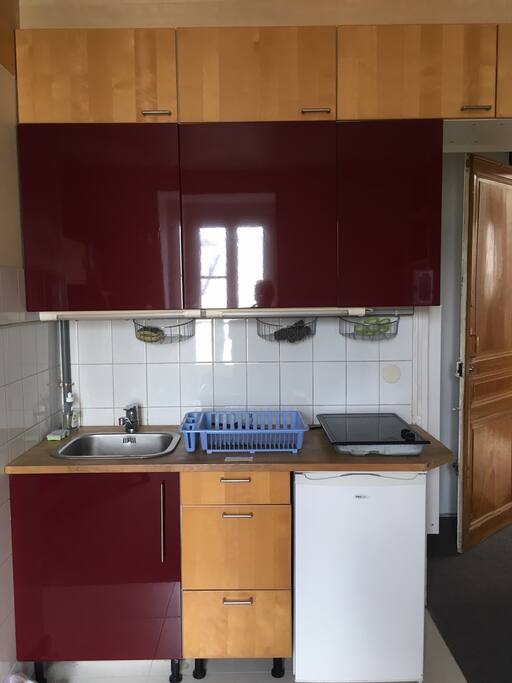 Kitchenette équipée avec four et micro ondes