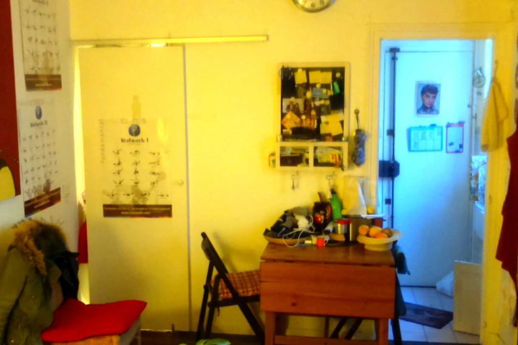 Bathroom on the left, little kitchen-enter on the right // Salle de bain/wc à gauche et kitchenette et entrée à droite
